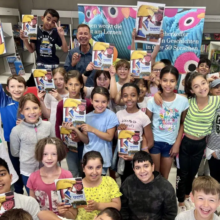 Lesen live! Lutz van Dijk macht mit seinem neuen Kinderbuch Station an zwei Frankfurter Grundschulen